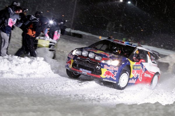 Sébastian Loeb doplácí ve Švédsku na to, že z prvního místa čistí trať soupeřům.
