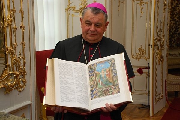 Dominik Duka se zlaceným vydáním Jeruzalémské bible.