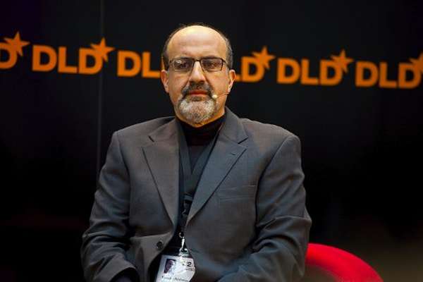 Nassim Taleb, který se proslavil zejména termínem black swan (černá labuť).