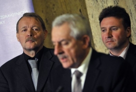Ministr zdravotnicví Leoš Heger (uprostřed), předseda České lékařské komory Milan Kubek (vpravo) a šéf Lékařského odborového svazu Martin Engel.