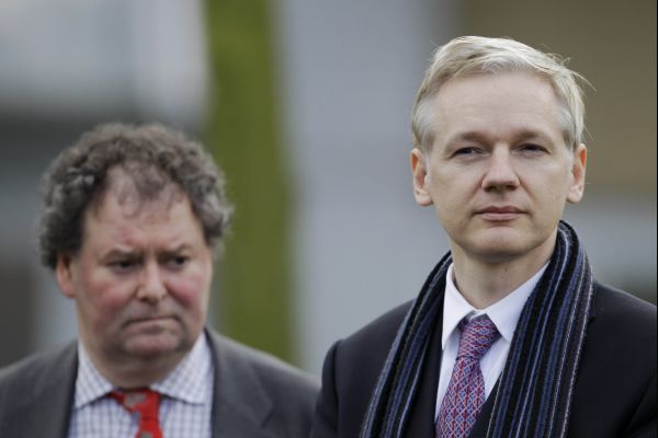 Assange (vpravo) stále čeká, jak britský soud rozhodne o vydání do Švédska.