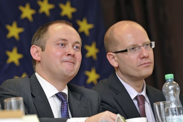 Úřadující předseda sociální demokracie Bohuslav Sobotka (vpravo) a jeho protikandidát, jihomoravský hejtman Michal Hašek. Úřadující předseda sociální demokracie Bohuslav Sobotka (vpravo) a jeho protikandidát, jihomoravský hejtman Michal Hašek.