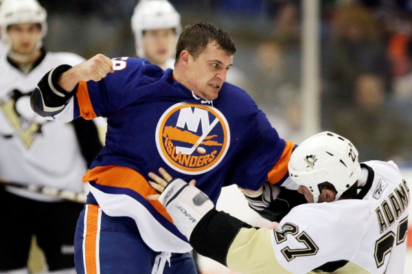 Duel Islanders s Penguins nabídl hodně emocí.