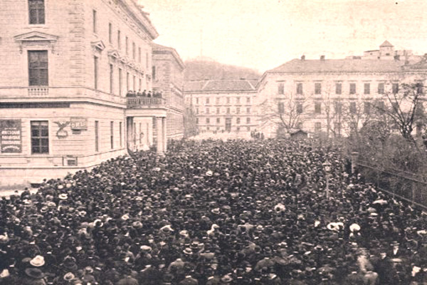 Demonstrace brněnských Čechů za brněnskou univerzitu. Snímek z archivu Masarykovy univerzity.