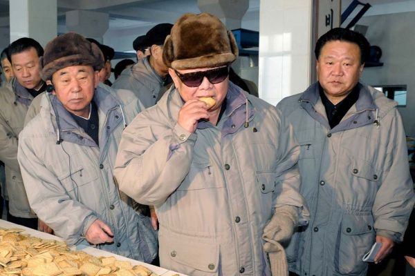 Kim Jong Il na prohlídce v továrně na sušenky (Sariwon, Severní Korea). Kim Jong Il na prohlídce v továrně na sušenky (Sariwon, Severní Korea).