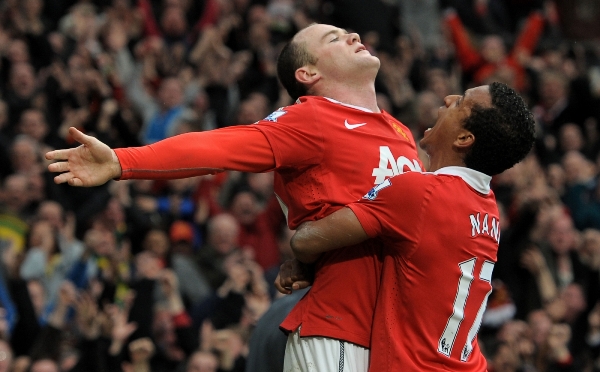 Wayne Rooney (vlevo) oslavuje vítězný gól.