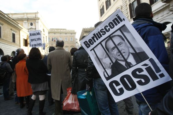 Demonstranti požadují demisi Berlusconiho.
