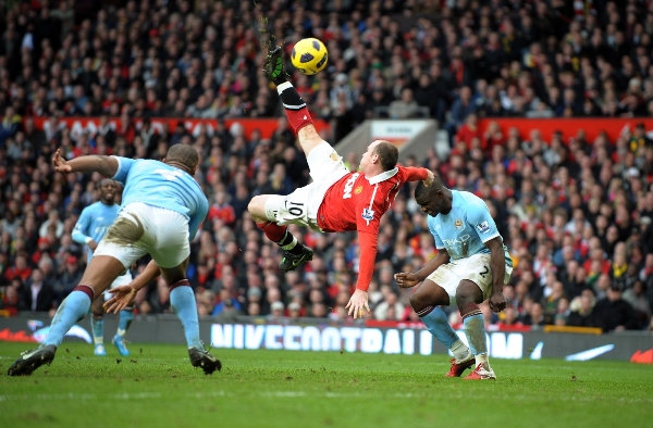 Wayne Rooney střílí vítězný gól derby.