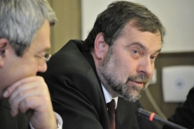 Odbory bezpečnostních složek kritizují působení ministra Radka Johna.