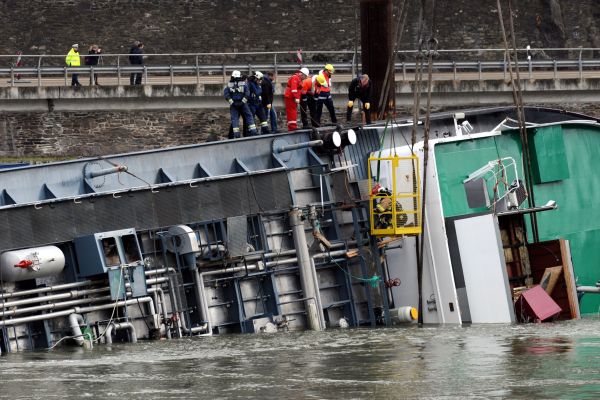 Tanker Waldhof převážející kyselinu sírovou se převrhl na Rýnu 13. ledna. Tanker Waldhof převážející kyselinu sírovou se převrhl na Rýnu 13. ledna.