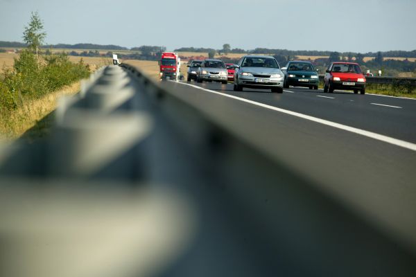 Malá drsnost vozovek může podle odhadu odborníků až za třetinu dopravních nehod (ilustrační foto). Malá drsnost vozovek může podle odhadu odborníků až za třetinu dopravních nehod (ilustrační foto).