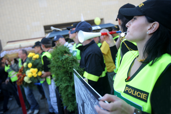Vláda neustoupí od snížení platů ve veřejné sféře; nepomohly ani demonstrace.