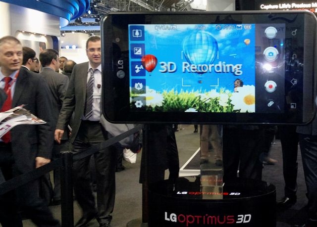 První 3D mobilní telefon Optimus.