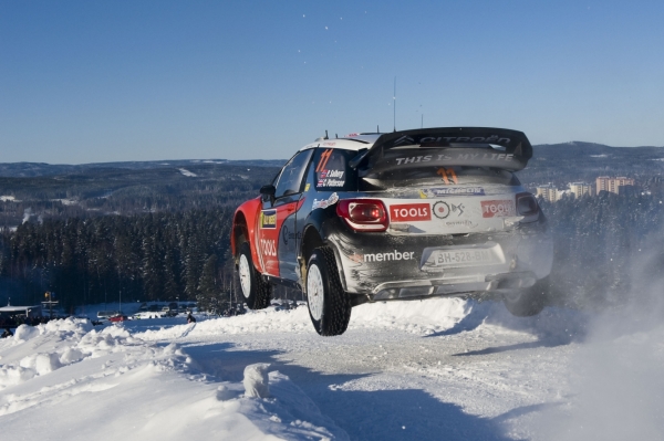 Petter Solberg na trati Švédské rallye.