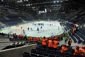 Dělníci sledují trénink slovenské reprezentace.