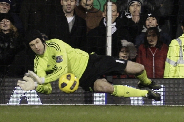 Brankář Petr Čech lapil v závěru utkání s Fulhamem penaltu.