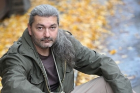 Zpěvák Dan Hůlka si zahraje kata Mydláře v novém muzikálu.
