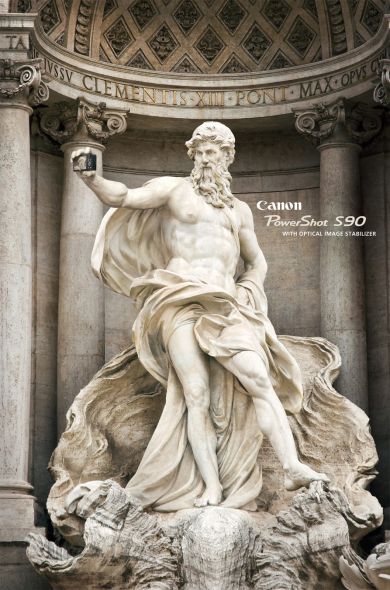 Neptun z římské Fontány di Trevi pořizuje autoportrét.