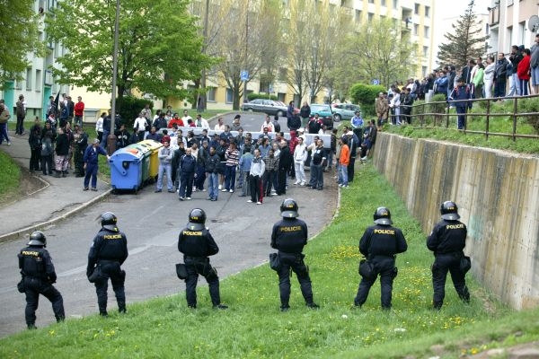 Romové se obávají, aby v Novém Bydžově nedošlo k podobným násilnostem jako při demonstraci radikálů v Janově (ilustrační foto).