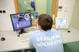 Nespokojený lékař s tričkem akce Děkujeme, odcházíme.