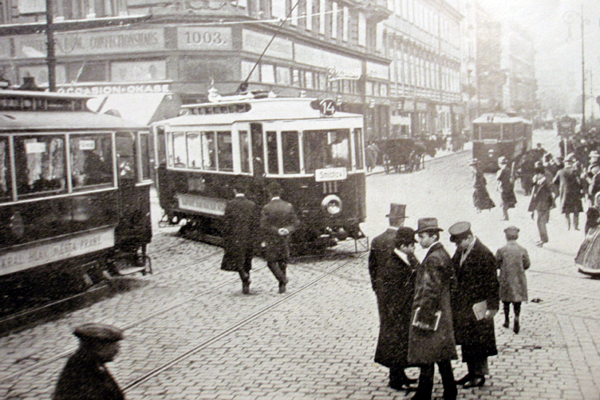 Pražské tramvaje v roce 1911. Ve městě už tehdy vládl velký dopravní ruch. 