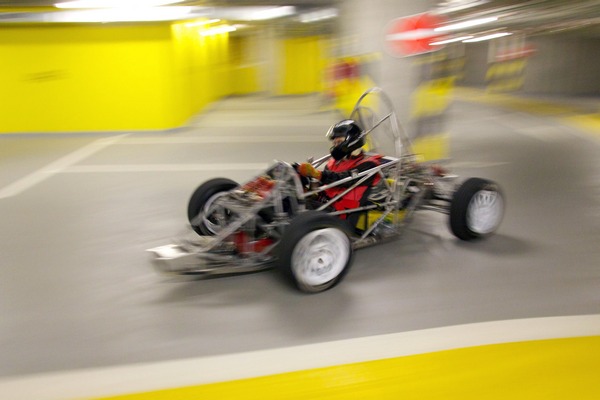 Elektroformule vychází z konstrukce studentské formule s tradičním spalovacím motorem.
