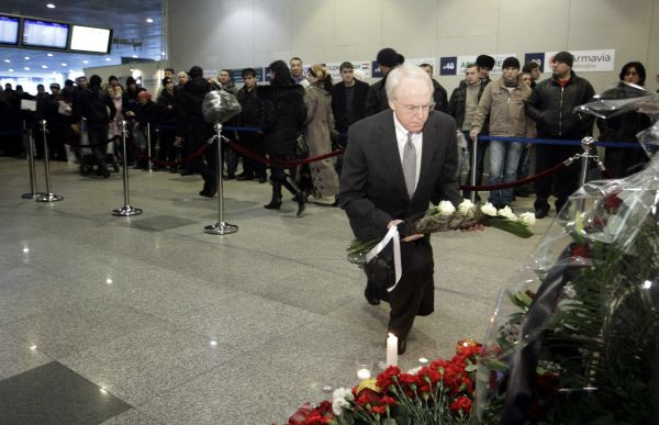 Americký ambasador John Beyrle při kladení květin na letišti Domodědovo.