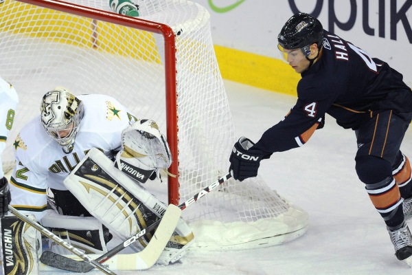 Brankář Dallasu Kari Lehtonen v souboji s Taylorem Hallem z Edmontonu.