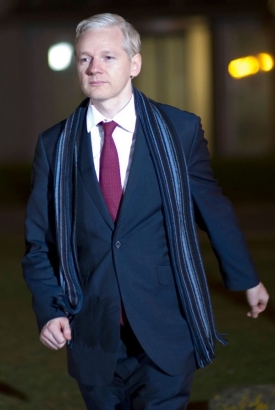 Julian Assange si přes svůj boj za svobodu informací podle Clintonové zaslouží trest.