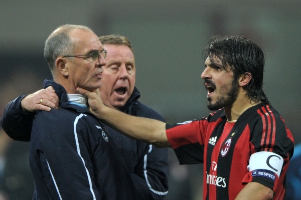 Gennaro Gattuso drží pod krkem asistenta Tottenhamu Joea Jordana.