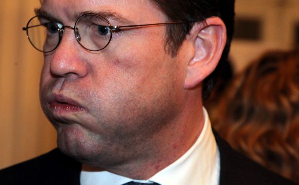 Německý ministr obrany a jeden z tamních nejpopulárnějších politiků Karl-Theodor von und zu Guttenberg čelí podezření, že opsal svou doktorskou práci, pomocí níž získal v roce 2007 na univerzitě v Bayreuthu titul doktora práv.