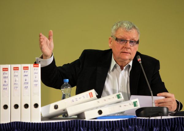 Majitel společnosti ProMoPro Jaroslav Veselý si na tiskovou konferenci přinesl i všechny faktury a výpisy ze svého osobního účtu.