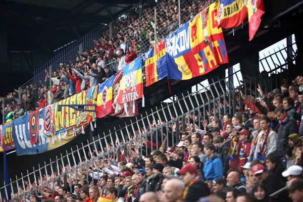 Fanouškům Liverpoolu se nelíbí, že musí platit za souboj na Letné více než domácí.