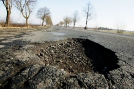 Hluboký výmol může pro auto znamenat konečnou zastávku a následný odtah do servisu (ilustrační foto).
