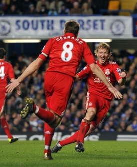 Steven Gerrard a Dirk Kuyt z Liverpoolu.