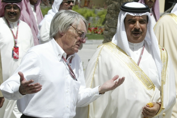 Bernie Ecclestone (vlevo) a bahrajnský král Šejch Hámid ibn Ísa al-Chalífa během loňské Velké ceny.