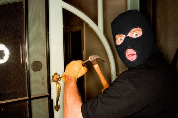 Policisté muže přistihli při vloupání do rodinného domu (ilustrační foto). Policisté muže přistihli při vloupání do rodinného domu (ilustrační foto).