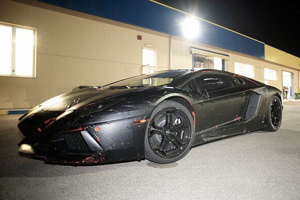 Takhle nějak bude vypadat nové lamborghini. Konečnou podobu však výrobce odhalí až na ženevském autosalonu. 