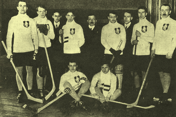 Vítězný tým českých hokejistů. Češi se 17. února 1911 stali mistry Evropy v kanadském hokeji. Turnaj se konal v Berlíně.