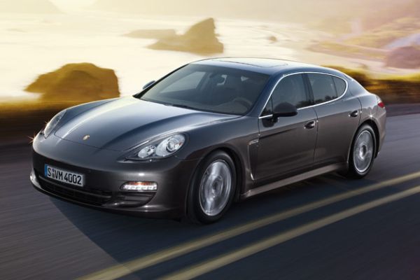 I vůz se sportovními geny může být úsporným. Příkladem je Panamera S Hybrid.