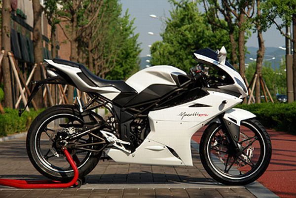 Značka Yuki připravila pro Motosalon tři novinky včetně silničního speciálu Megelli 125R.