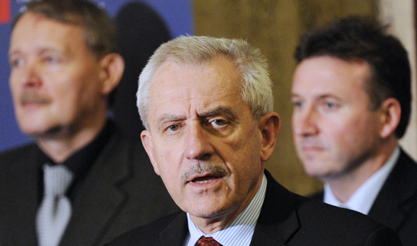 Ministr zdravotnictví Leoš Heger a předseda Lékařského odborového klubu Engel podepsali společné memorandum. Ministr zdravotnictví Leoš Heger a předseda Lékařského odborového klubu Engel podepsali společné memorandum.
