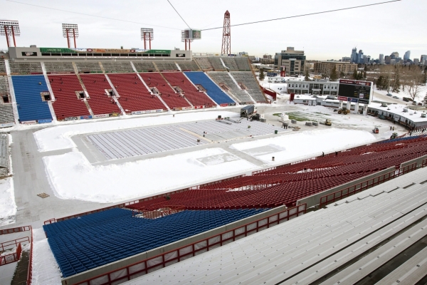 V Calgary už je vše připraveno k víkendovému utkání pod širým nebem.
