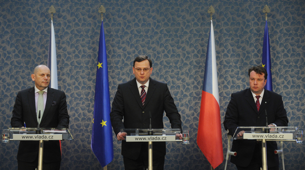 Zleva ekonom Michal Mejstřík, premiér Petr Nečas a ministr průmyslu Martin Kocourek.