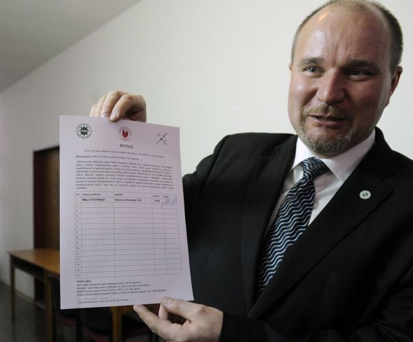 Šéf policejních odborů Milan Štěpánek s peticí za odvolání ministra vnitra Radka Johna.