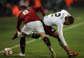 Marek Matějovský v souboji s Glenem Johnsonem.