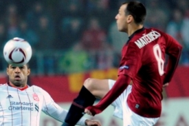 Marek Matějovský (vpravo) a liverpoolský Glen Johnson.
