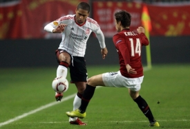 Sparťan Václav Kadlec (vpravo) s Glenem Johnsonem.