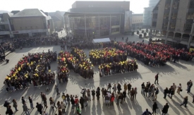 Demonstranti v Lovani svými těly vytvořili slovo "jednota" ve vlámštině i francouzštině.