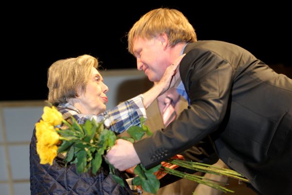 Michal Dlouhý přinesl pugét růží.